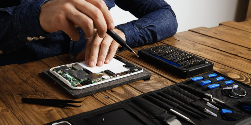 Technician performing mobile repair in Dubai at Al Barsha Electronics
