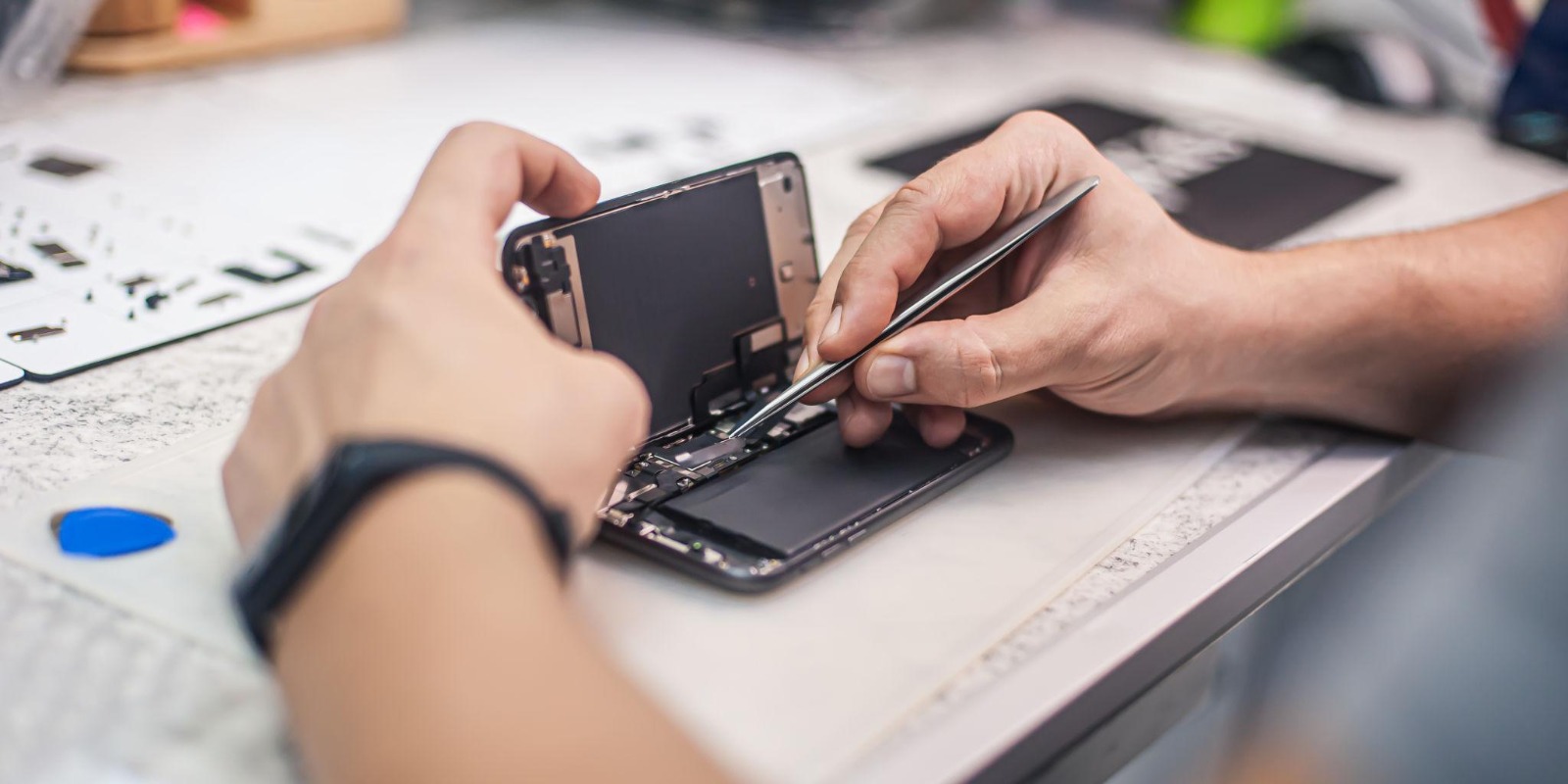 iPad screen and touch repair service in Arjan Dubai by Al Barsha Electronics technician